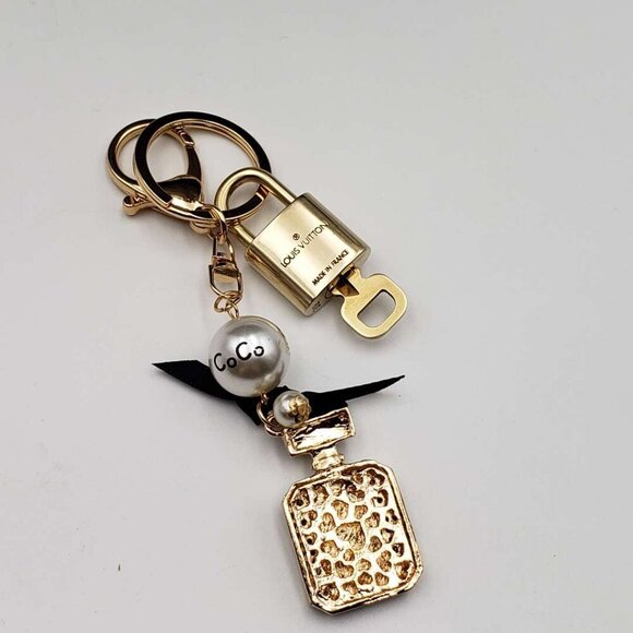 Authentic Louis Vuitton Lock & Key with unbranded Bagcharm, Keycharm 121925 - Picture 4 of 7
